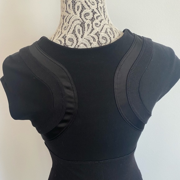 Diane von Furstenberg form fitting business, shin length sheath dress; business - Picture 4 of 4
